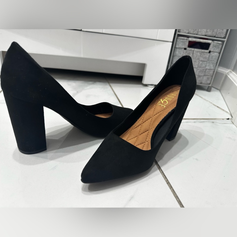 Everyday black pumps is a MUST!
